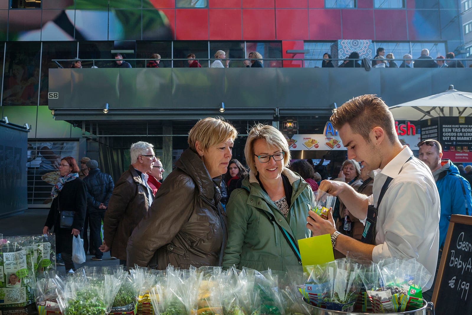 Markthal: cam cephe ve çevredeki kent meydanı