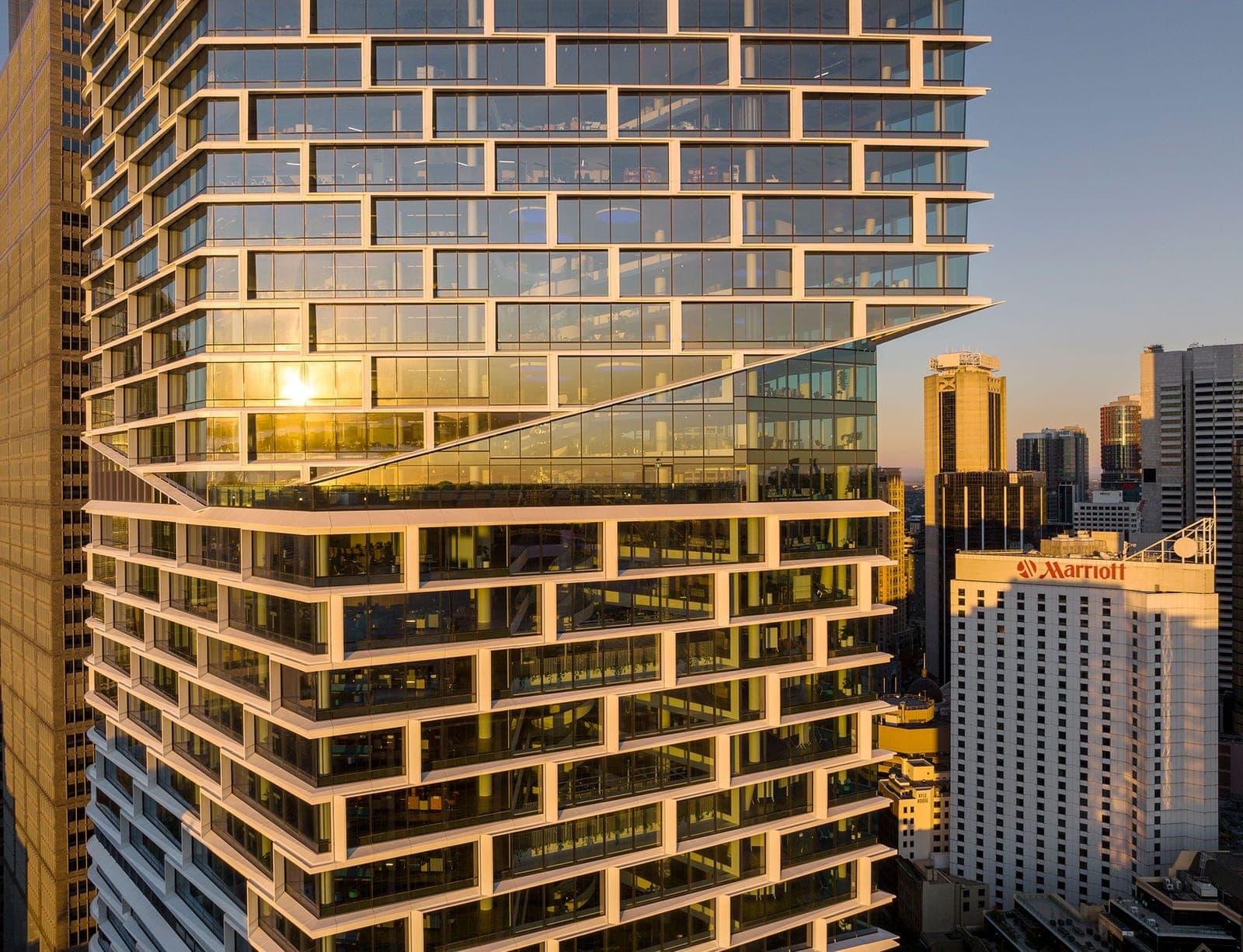 Quay Quarter Tower: iki kütlenin birleştiği yerde açılan teras ve dışa taşan güneş kırıcı cephe çerçeveleri