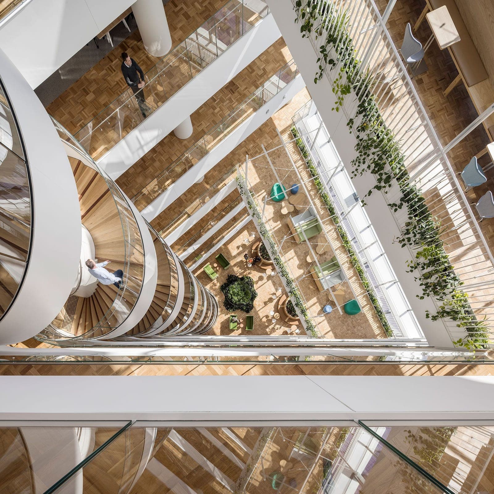 Quay Quarter Tower: üst üste atriyumlara yukarıdan bakış: döner merdiven ve katlar arası galeriler
