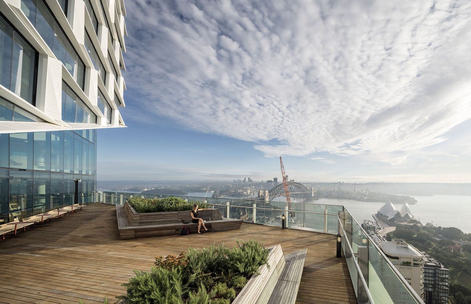 Quay Quarter Tower: kütle tepesindeki teras ve Liman Köprüsü ile Opera Binası’na açılan görüş