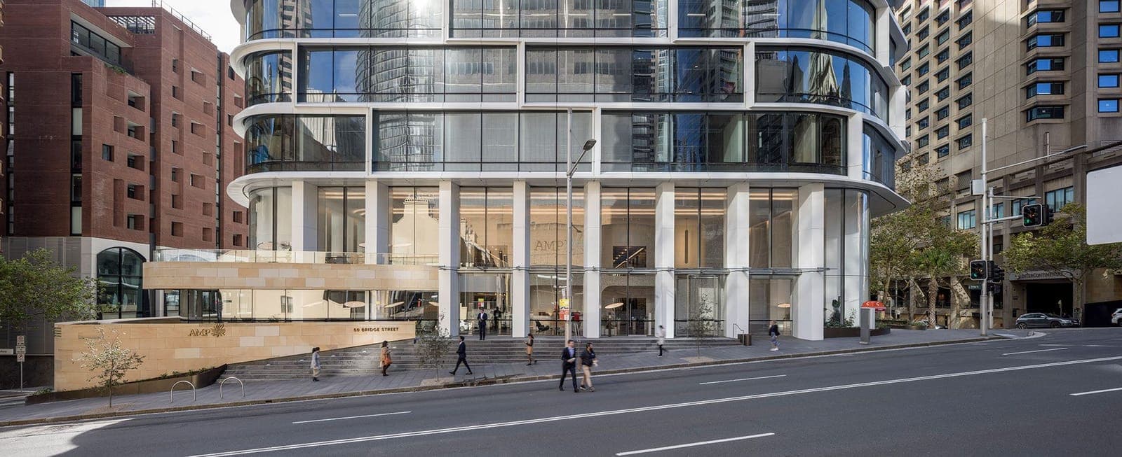 Quay Quarter Tower: Bridge Street cephesinde eğimli arsaya basamaklarla açılan lobi girişi