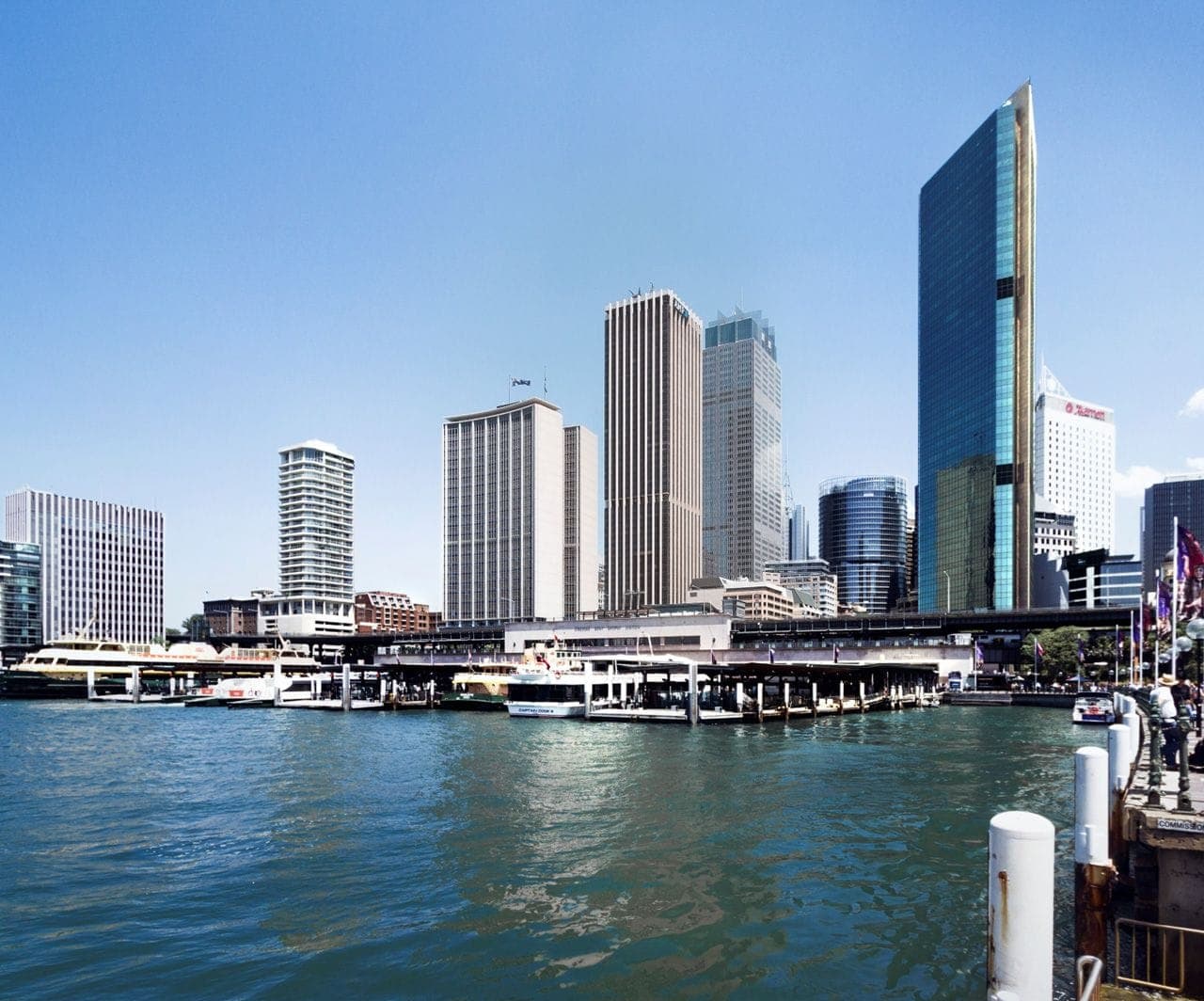 Quay Quarter Tower: dönüşüm öncesi: Circular Quay’den bakışta eski AMP Centre kulesi (karşılaştırma görseli)